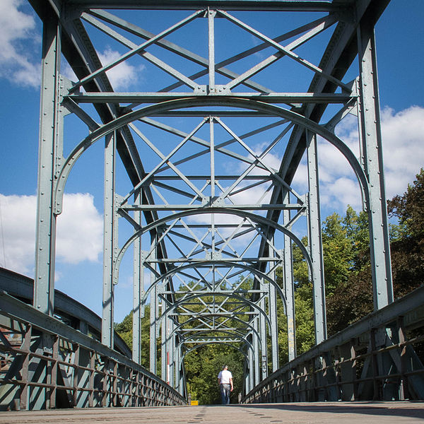 File:Hubbrücke (Lübeck), Stahlkonstruktion des Fußgängerteils.jpg