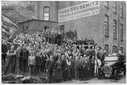 Hugo Brusewitz Bleckvarufabrik. Kontors- och fabrikspersonalen 1923.