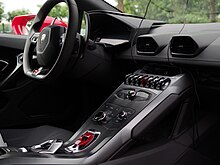 Interno di una Lamborghini Huracán LP610-4; notare il cupolino rosso nella parte inferiore della console che cela il tasto accensione in stile aereo da caccia[3]