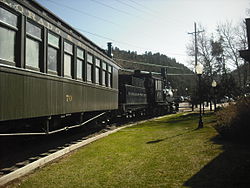 Idaho Springs, a vonat közvetlenül a városháza mellett.jpg
