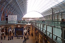 The Arcade à la gare de Saint-Pancras. On peut voir à droite un train Eurostar.