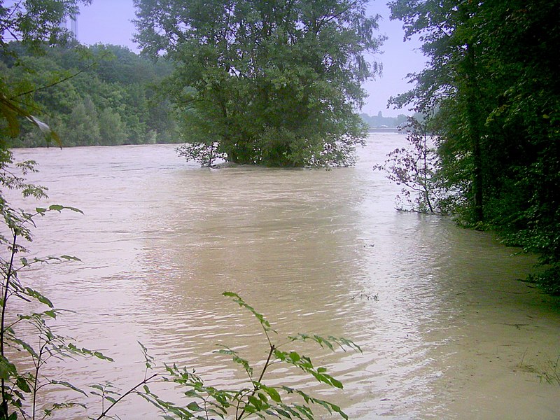 File:Isar HW 24Aug05 Flaucher unten Ri.Brudermühlbrücke.jpg