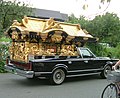 Egy Lincolnra épített buddhista stílusú, díszes halottaskocsi Japánban, az úgynevezett „reikjusa”