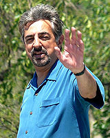 Joe Mantegna guest starred in the episode as recurring character, Fat Tony. JoeMantegnaMay08.jpg