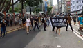 莊士敦道的遊行人士舉起「香港獨立」旗幟