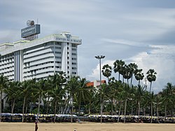 Onnettomuushotelli vuonna 2008, tuolloin nimeltään Jomtien Palm Beach Hotel.