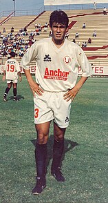Reynoso playing for Universitario in 1993