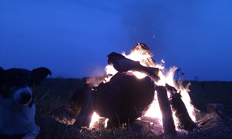 File:Kampvuur.jpg