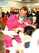 Alpinisten Kjetil André Aamodt skriver autografer like etter verdensmesterskapet i Shizukuishi i Morioka i Japan i 1993