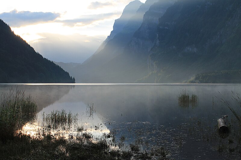 File:Klöntalersee - camping Vorauen (9694975752).jpg