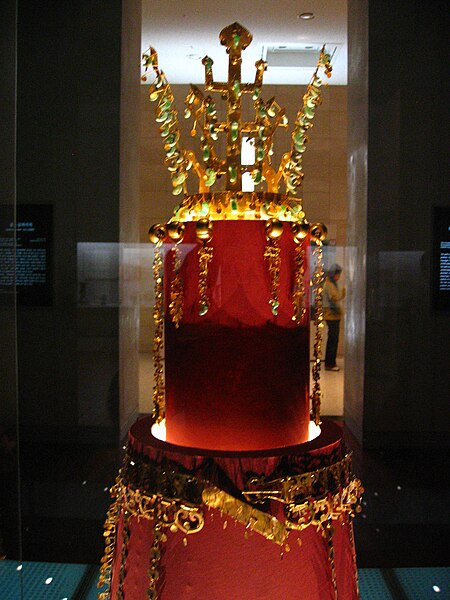 File:Korean crown and belt from Silla-01.jpg