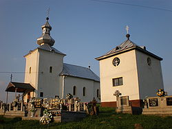 Iglesia y campanario en Volica