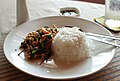 Kraphao moo, pokrm z thajské kuchyně, smažené mleté vepřové maso s bazalkou, jako příloha jasmínová rýže