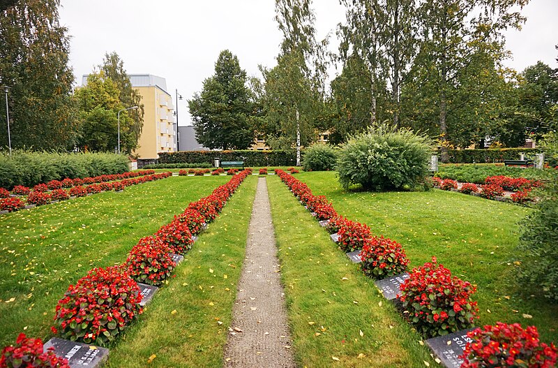 File:Kuopio - Sankaripuisto 2.jpg