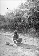 Kvinna tillverkar lerkärl. Sydamerika. Bolivia - SMVK - 004925.tif