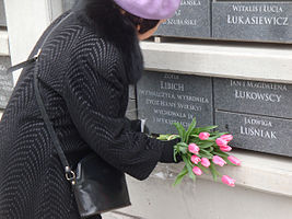 Europejski Dzień Sprawiedliwych 2016 w Łodzi. Kwiaty przy tabliczce Zofii Libich Sprawiedliwej Pomnik Sprawiedliwych w Łodzi w Parku Ocalałych