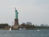 Frihetsgudinnan som den ser ut då man åker med Staten Island Ferry.