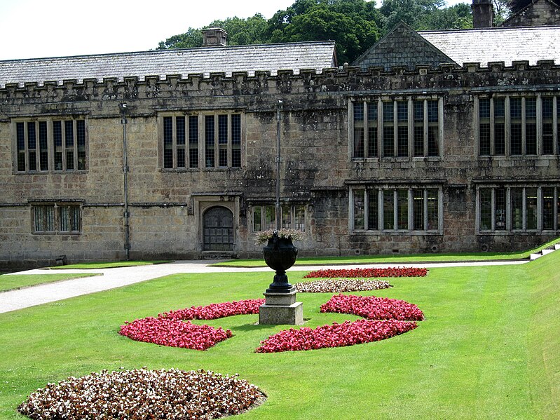 http://upload.wikimedia.org/wikipedia/commons/thumb/a/a1/Lanhydrock_15.jpg/799px-Lanhydrock_15.jpg