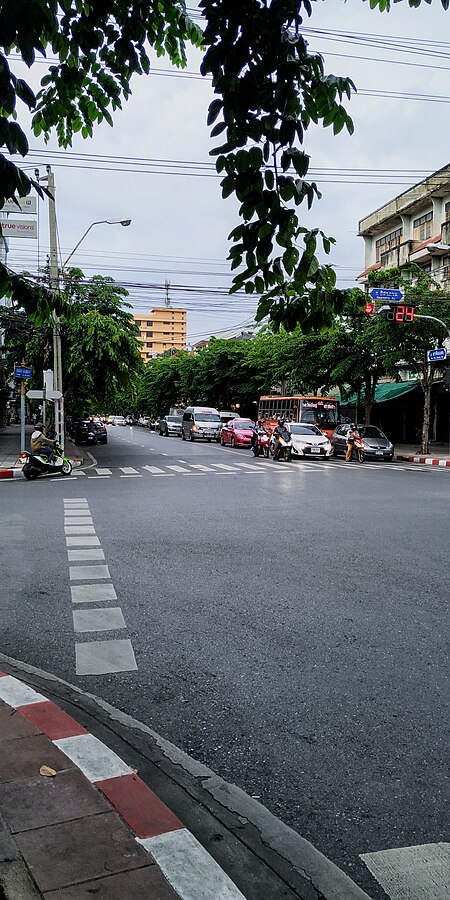 ไฟล์:Lat_Yaa_intersection_(Tha_Dindang_-_Israphap_road_section).jpg