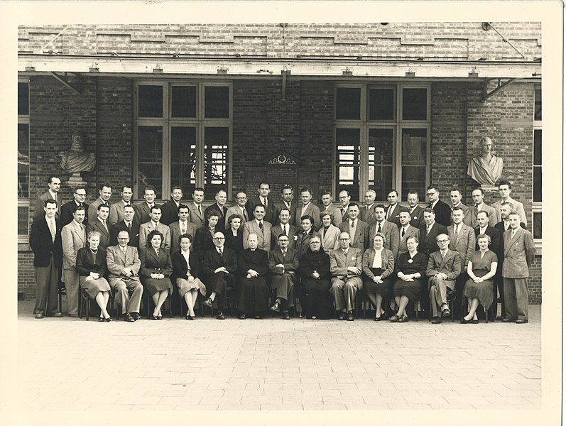 File:Lerarenkorps 1953-1956 onder studieprefect Smets.jpg