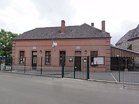 Leuze (Aisne) mairie et école.JPG