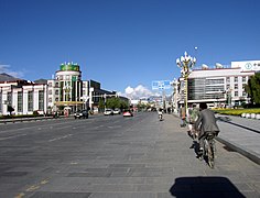 La route de Beijing au niveau de l'esplanade de la Libération pacifique du Tibet.