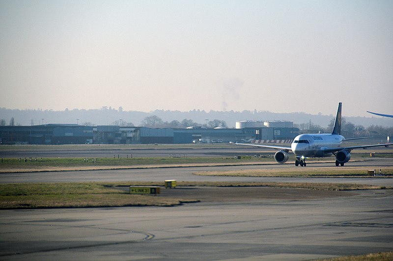 File:London - Heathrow Airport Taxiway (geograph 5257268).jpg