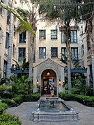 Los Altos Apartments courtyard, Los Angeles.jpg