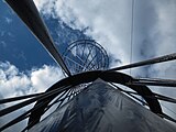 English: Mae West from Rita McBride in Munich. View along a counterfort up to the top of the tower. Deutsch: Mae West von Rita McBride in München. Blick von unten einer Strebe entlang zur Spitze des Turms.