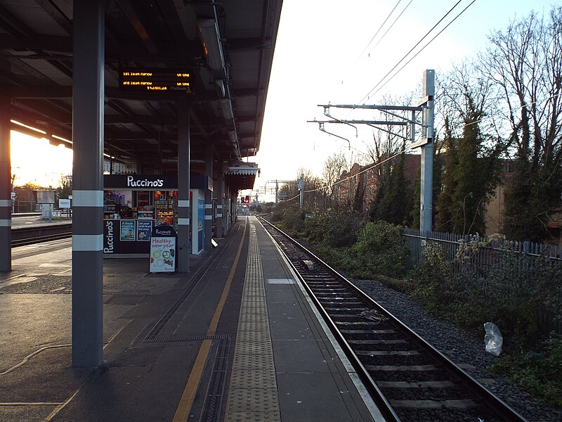 File:Maidenhead station platform 5 look west2.jpg