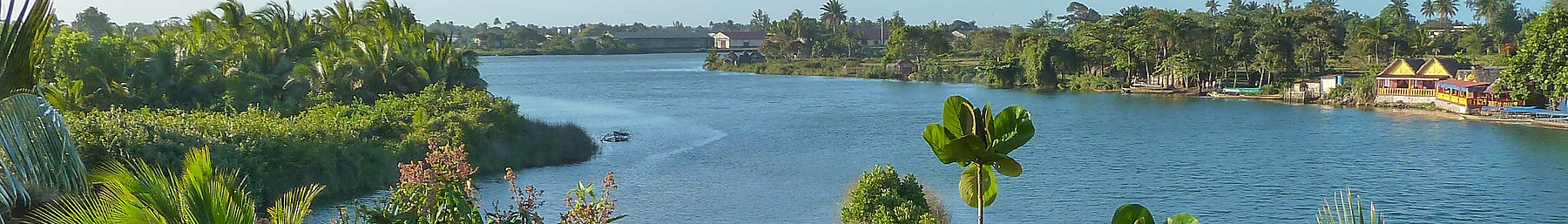 Manakara river (cropped).jpg