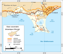 Carte de la base d'Akrotiri détaillant le réseau routier, les zones d'habitation et la piste de l'aérodrome militaire britannique. Légende et indications géographiques de la zone.