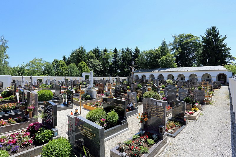 File:Maria Schmolln - Friedhof.JPG