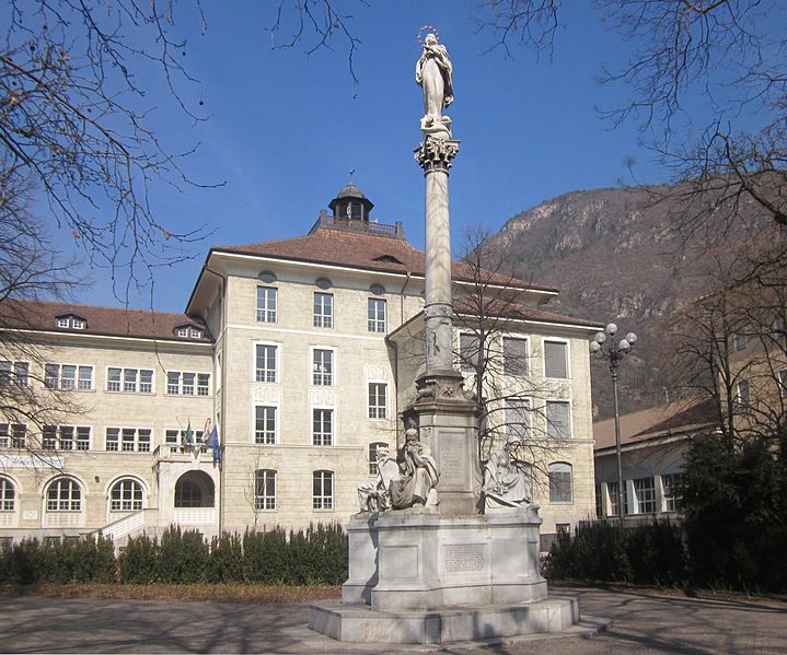 File:Mariensäule (Bozen) mit Goetheschule.jpg