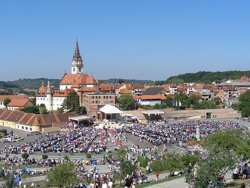 File:Marija Bistrica Crkva na otvorenom 2011-09-11.jpg