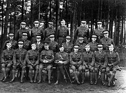 Fotografia formal de um grupo de oficiais cadetes e instrutores