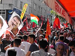 Öcalan-Porträts und Fahnen, darunter die Flagge Kurdistans[63]