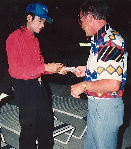 det kan automatisk Udstyr File:Michael Jackson gives autographCropped.jpg - Wikimedia Commons