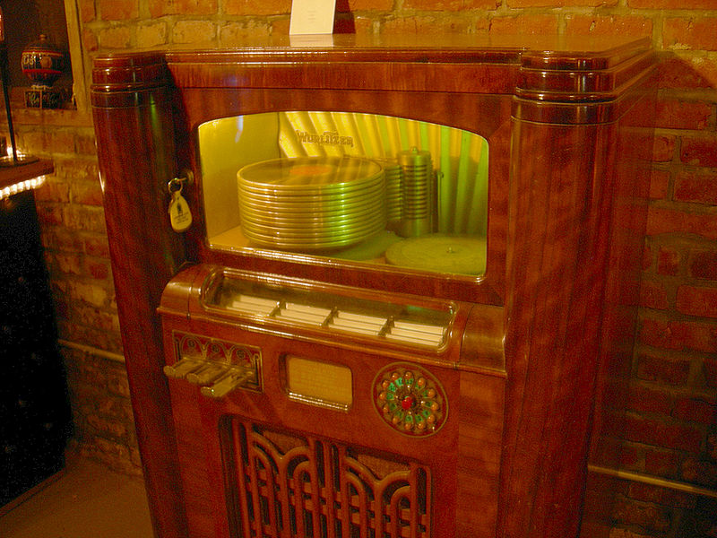 File:Midcentury 12-disc Wurlitzer jukebox 01A.jpg