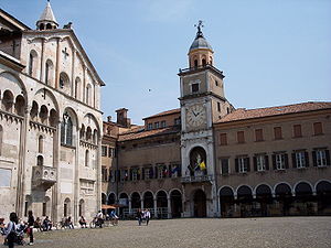 Modena Palazzo Comunale e Duomo.jpg