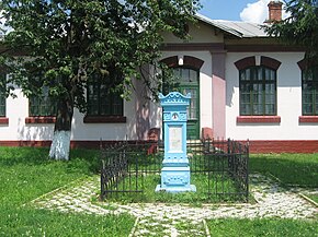 Monumentul eroului Grigore Alucăi și școala veche din Salcea