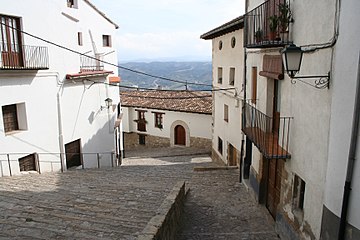 Carrer amb escala empedrada