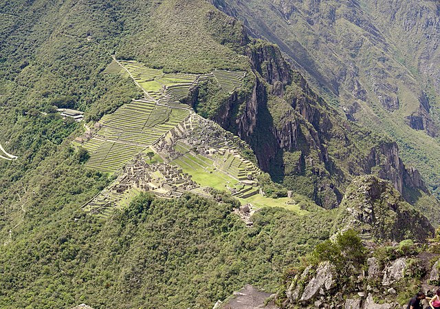 File:Mosaique_du_Machu_Picchu_depuis_le_Huayna_Picchu.jpg