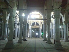 وسط المسجد من الداخل، ويظهر في النهاية على اليمين ضريح البدوي بإضاءة خضراء.