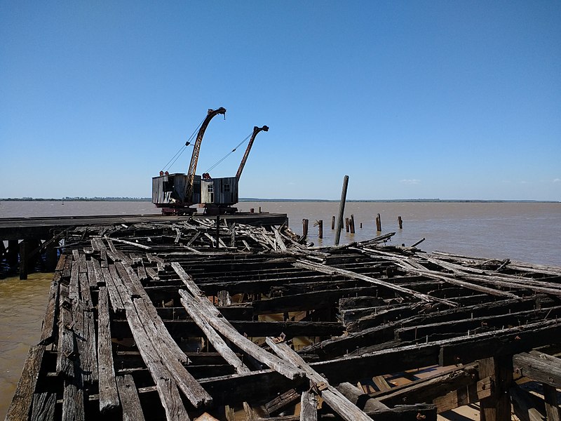 File:Muelle - Barrio Anglo 1.jpg