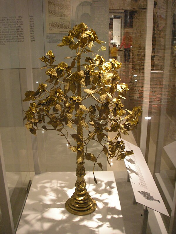 Bunga mas (Flowers of Gold), tribute from northern Malay states in Malay peninsula for Siam. National Museum, Kuala Lumpur.)
