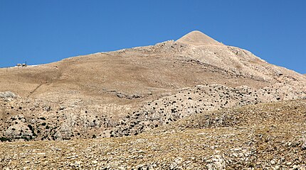 Tumulus, au sommet de la montagne.