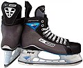 Για χόκεϋ επί πάγου (και περίπατο): Με πλαστική μπότα, δέσιμο με κορδόνια και λάμα απο ανοξείδωτο ατσάλι με πλαστική βάση (holder).