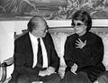 תנחומים: בגין בקהיר אחרי רצח סאדאת עם האלמנה ג'יהאן, 1981.