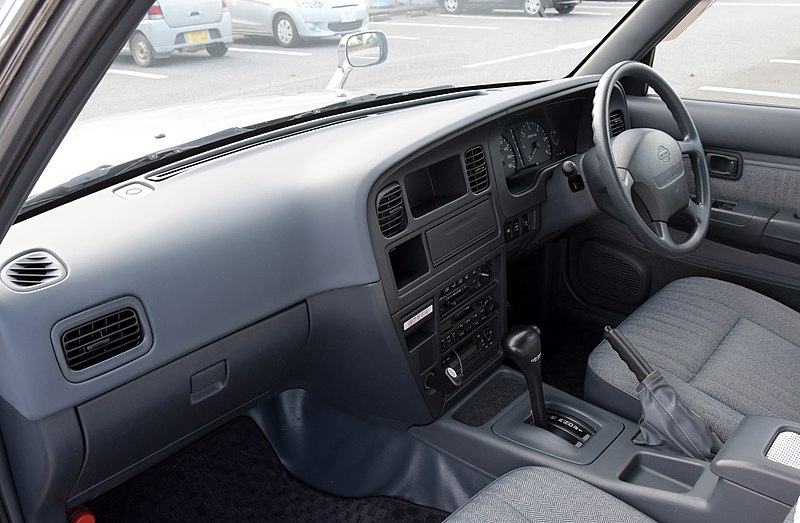 File:Nissan Crew GLX QK30 interior.jpg